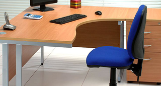 Illustration for article titled THINGS TO KEEP IN MIND WHILE CHOOSING
A CORNER DESK FOR SMALL SPACES
